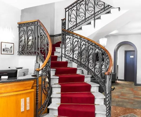 酒店 迪斯帕格纳广场酒店 3*