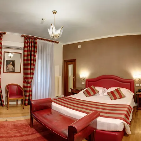 מלון Piazza Di Spagna 3*
