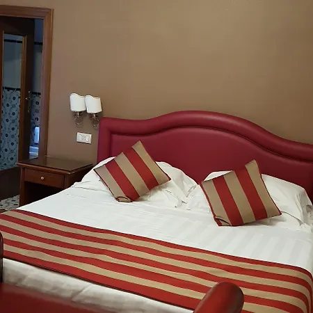 Piazza Di Spagna מלון 3*